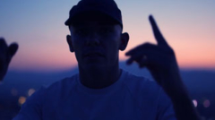 capitl bra-wer hoch fliegt fällt tief